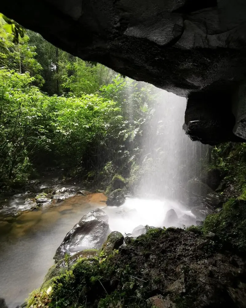 Catarata La Escapadita vista desde detrás de la caída de agua, Escape Poasito, Poás